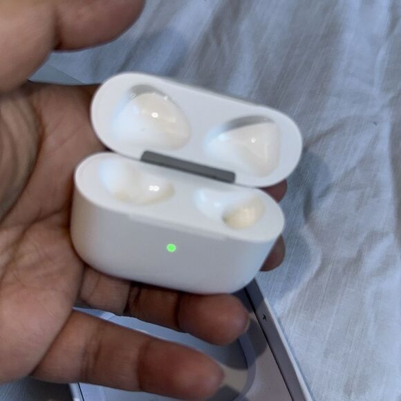 White Wireless Earbuds Charging Case, not used - Picture 4 of 6